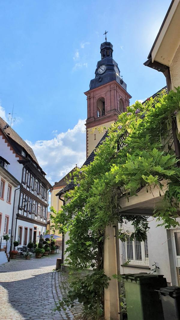 Liebevoll dekorierte Hauseingänge in Haslach