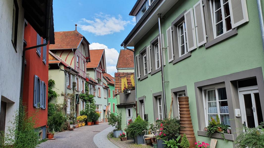 Ideenreiche Gestaltung der Häuserfronten in Haslach.