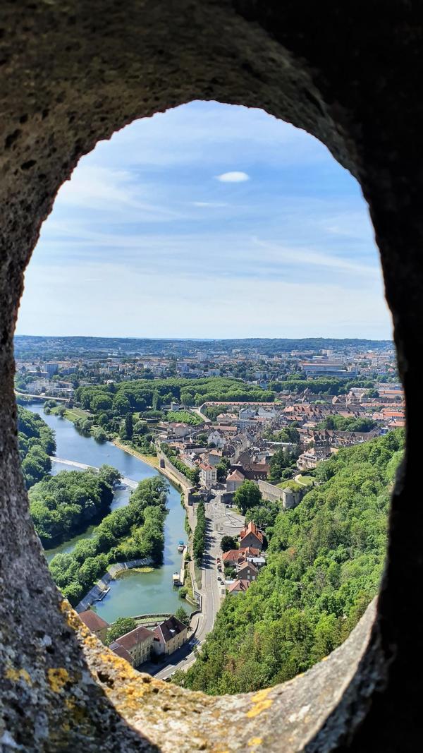 Blick auf einen Teil der Altstadt von Besancon und den Doubs