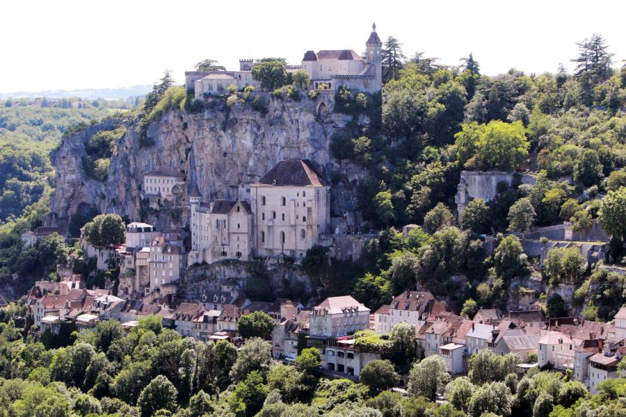 Die Gliederung des Ortes Rocamadour in drei Ebenen ist deutlich zu sehen.