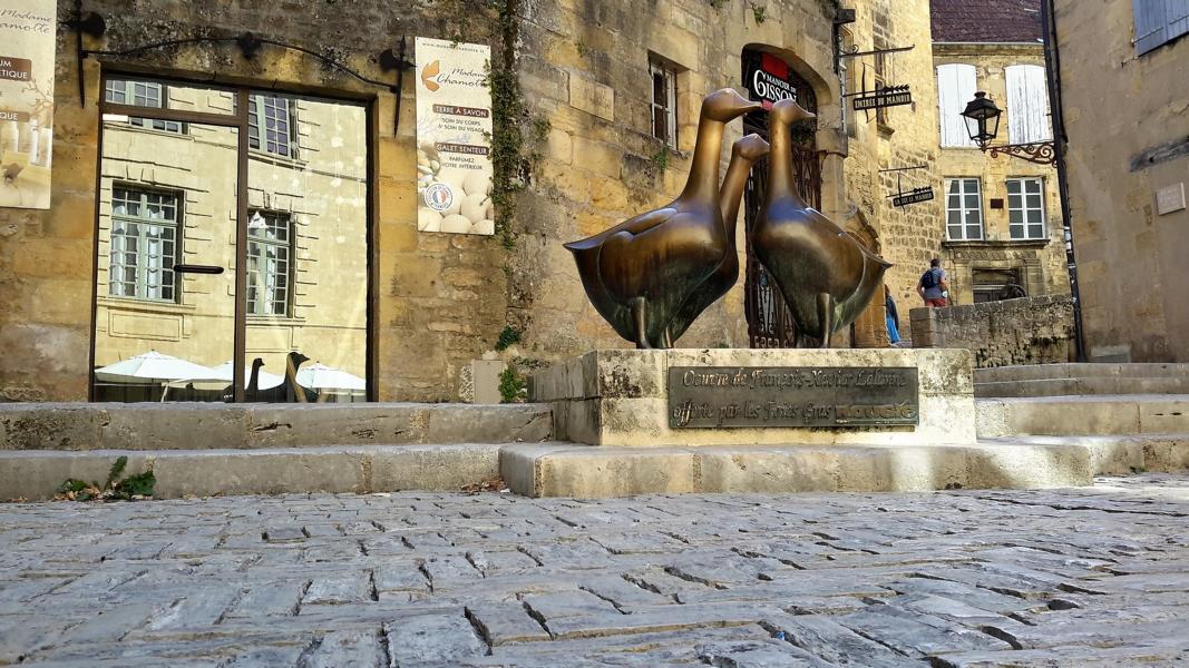 Platz Marché-aux-Oies mit seiner Gänse-Skulptur