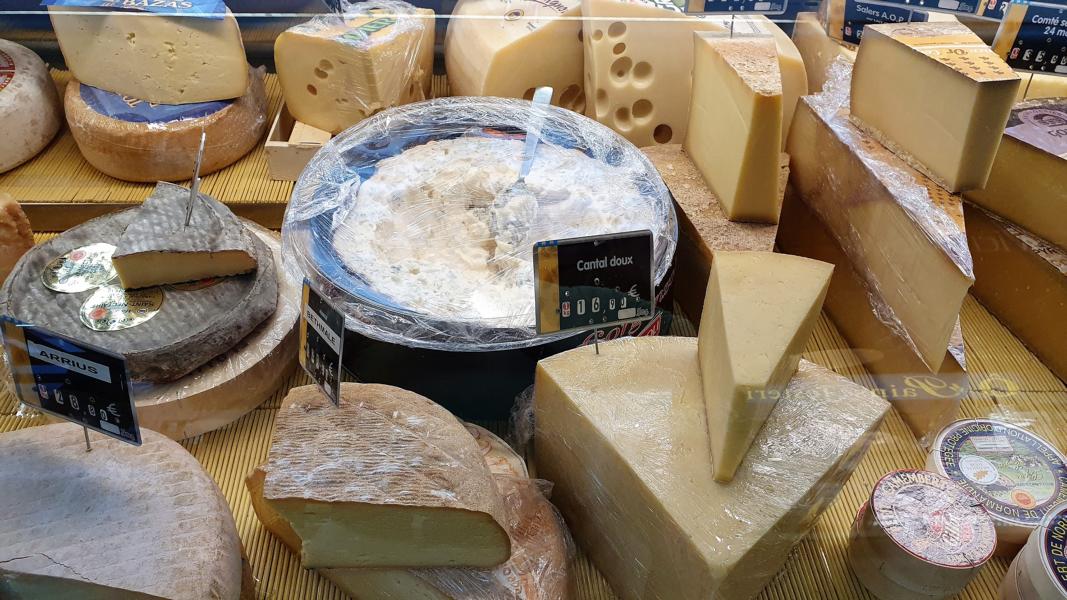 Cantal ist eine alte französische Rohmilchkäsesorte aus der Auvergne, die aus der Milch der Salers-Rinder hergestellt wird. 