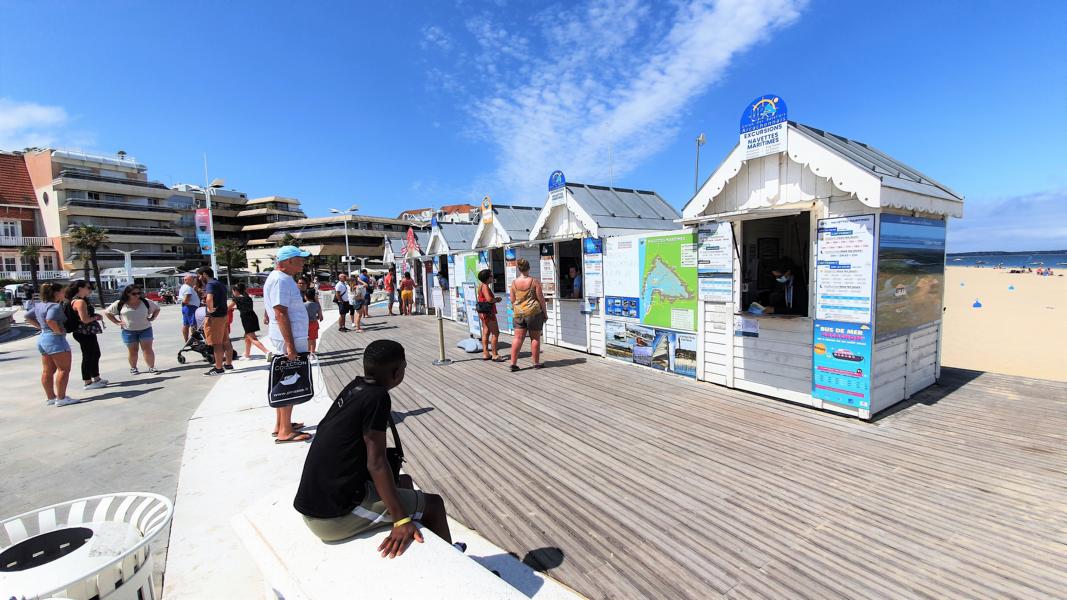 Freizeitangebote werden hier am Strand von Arcachon verkauft.