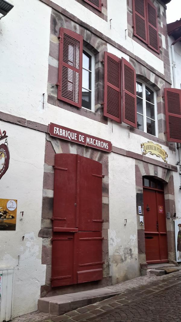 Das Macaron ist ein französisches Baisergebäck aus Mandelmehl, dessen Herkunft bis ins Mittelalter zurückreicht. In Frankreich werden viele Varianten von traditionellen Macarons gebacken.