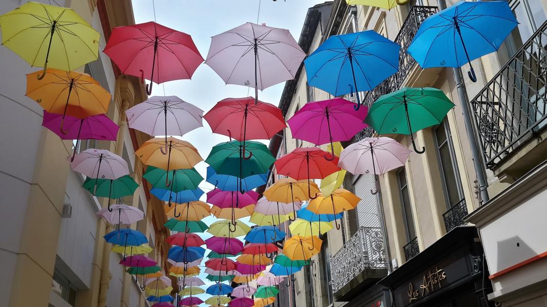 Rue de Verdun - schattenspende Schirme in der Einkaufspassage