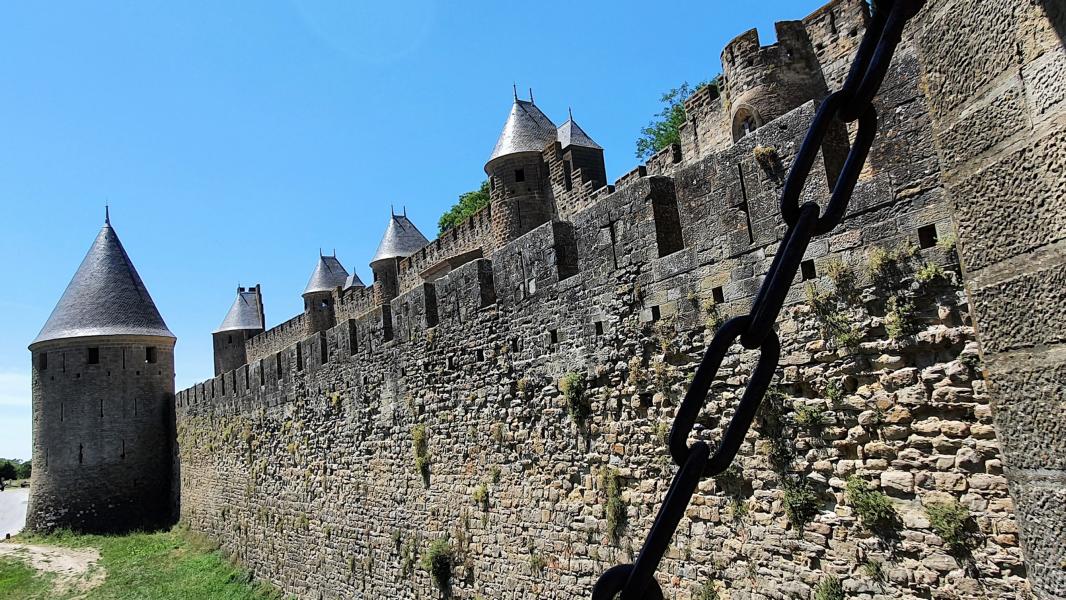 Blick auf die Burgmauer