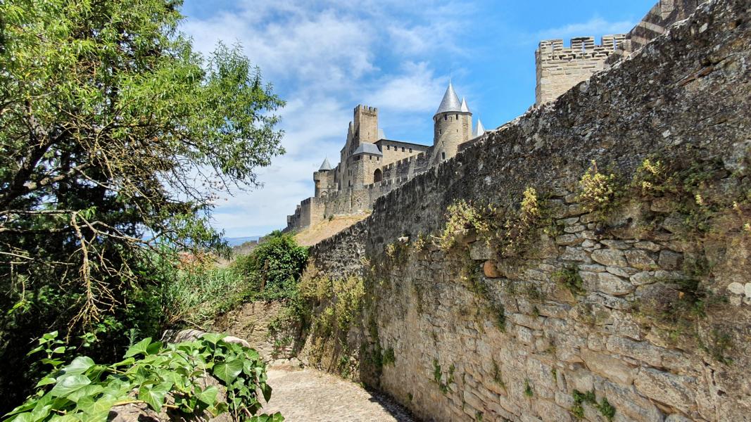 Weg von der Burg in das Stadtzentrum von Carcassone