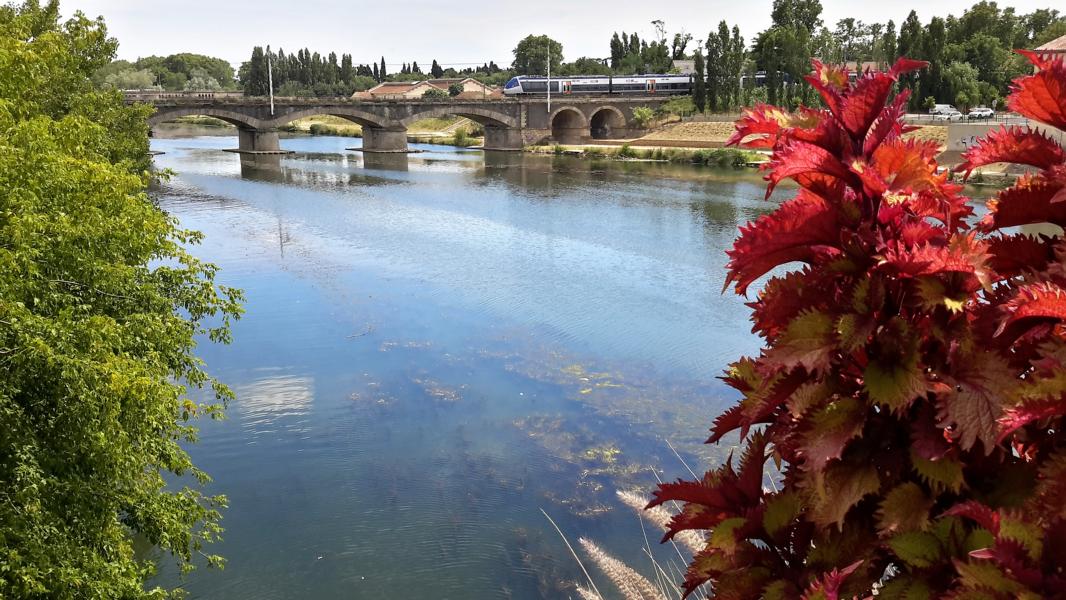 Eine der Brücken in Beziers, die von Zügen genutzt wird.