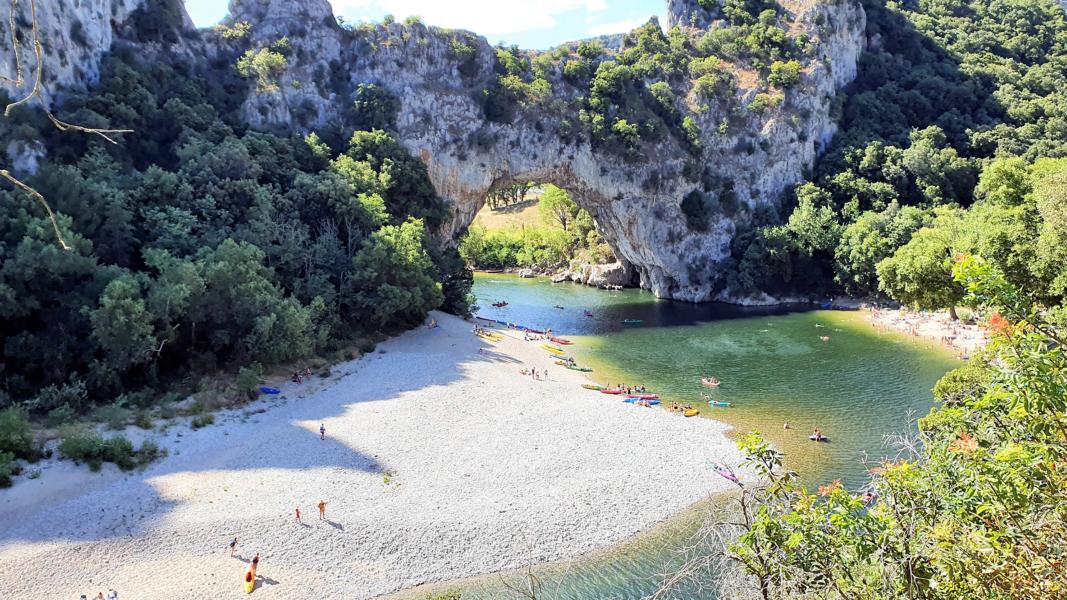 Die Sandstrände am Ufer der Ardeche sind auch Rastplätze der Kanufahrer.