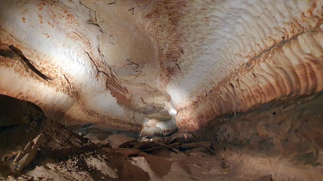 Ausgetrockneter Flusslauf in der Grotte de St. Marcel