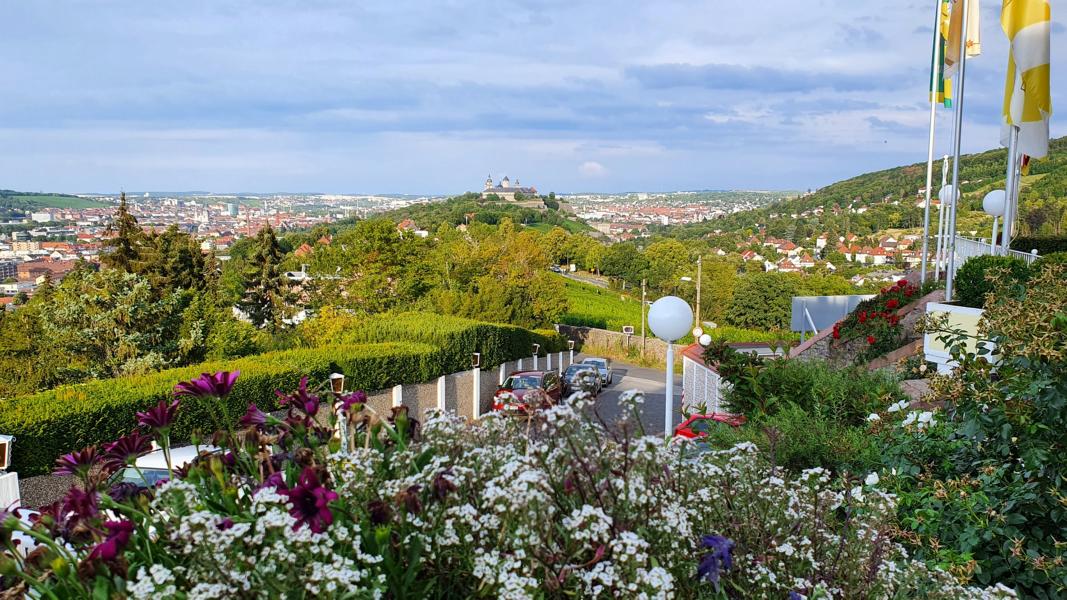 Blick vom Hotel Wittelsbacher Höh auf die Festung Marienberg