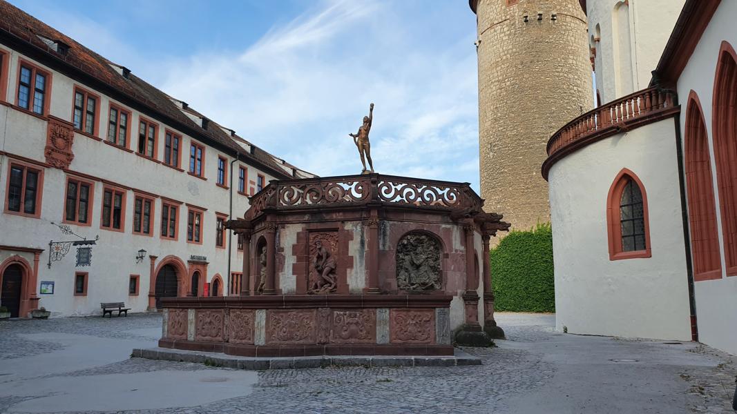 Brunnen im Inneren der Burg