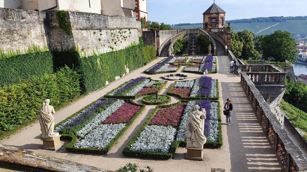 Gartenparterre in seiner alten achtgeteilten Form mit Springbrunnen 