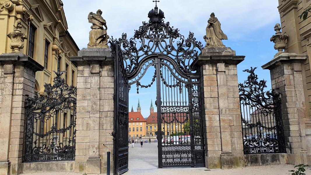 Eines der Eingangstore in den Hofgarten der Würzburger Residenz 