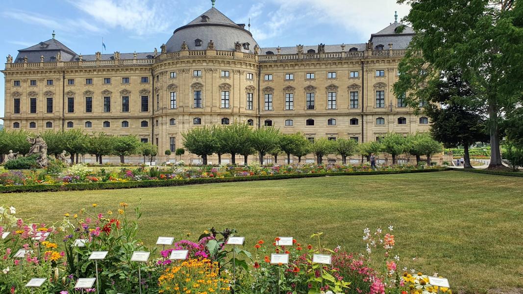 In den Parterres des Südgartens werden bereits seit einigen Jahren die rahmenden Blumenrabatten nach historischem Vorbild bepflanzt.