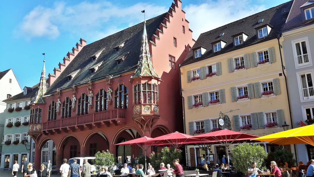 Altes Kaufhaus am Marktplatz von Freiburg