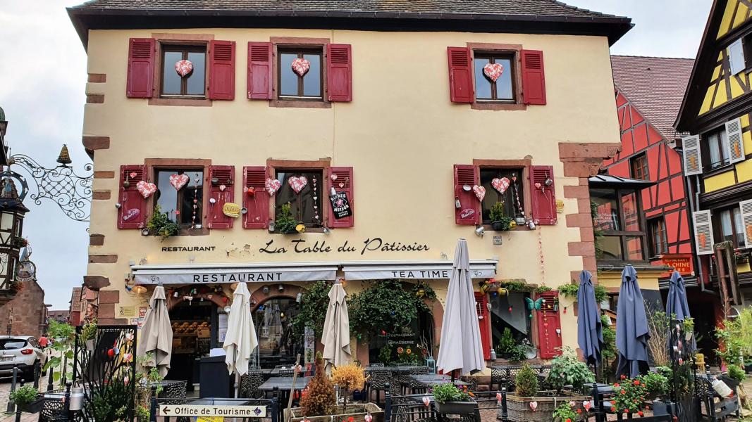 Eines der vielen Restaurants in dem Dorf.