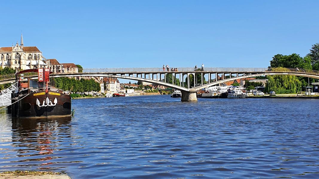 Fußgängerbrücke über den Fluss Yonne.