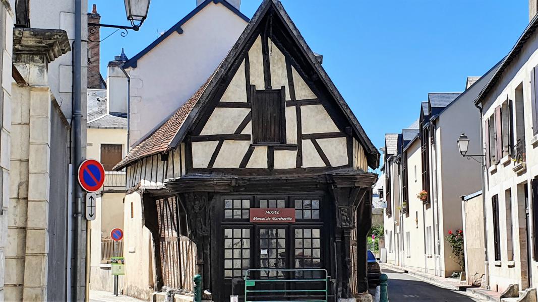 Bemerkenswert ist das Goldene Carroir, ein Holzbau mit dem archäologischen Museum und der Kanzlei, ein Gebäude, auf dem viele Figuren geschnitzt sind. 