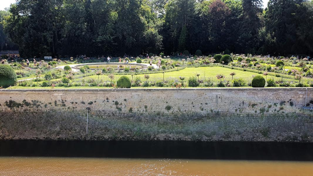 Der Garten der Katharina von Medici ist in 5 Rasenflächen aufgeteilt, welche rings um ein rundes elegantes Wasserbecken aufgeteilt sind. 