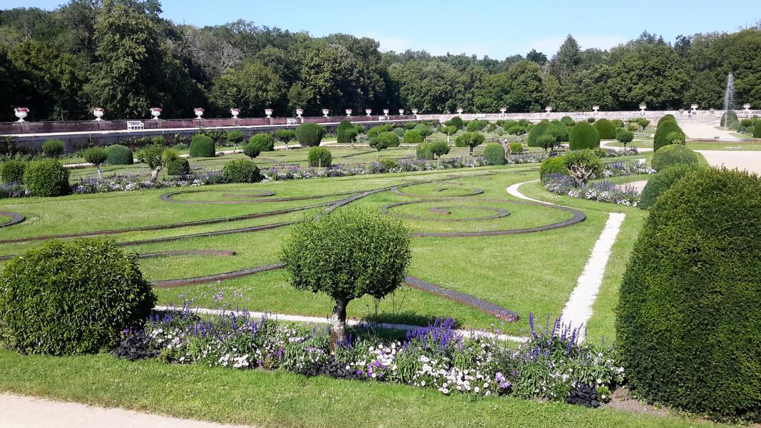 Der Garten der Diana von Poitiers ist mit verschiedenen Sträuchern bepflanzt. Über 100 Hibiscuspflanzen blühen hier im Sommer.