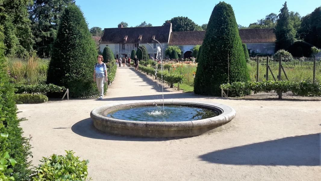 Der über einen Hektar große Gemüsegarten ist in 12 Quadrate aufgeteilt und von Apfelbäumen und Stammrosen umsäumt. Die Besucher können zahlreiche Gemüsesorten und sonstige Pflanzen entdecken.