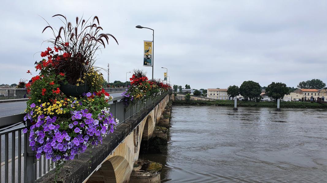 Blumenschmuck auf der Brücke über die Dordogne