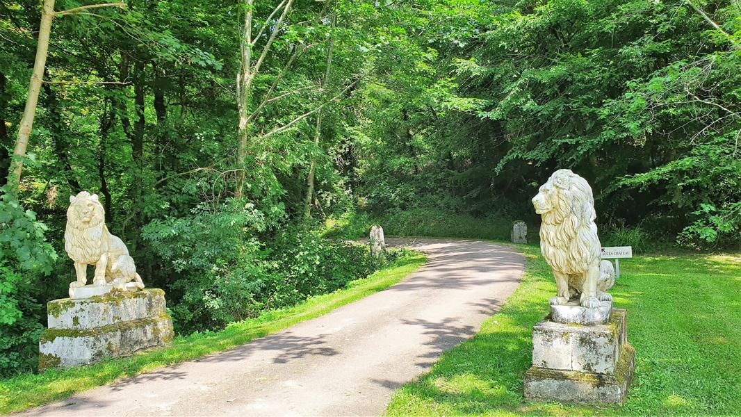 Dekorative Statuen im Gelände des Chateau de La Riviere