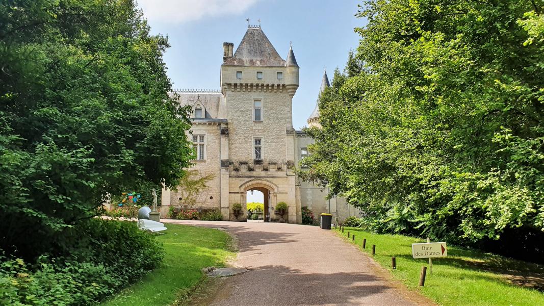 Fußweg zum Chateau de La Riviere