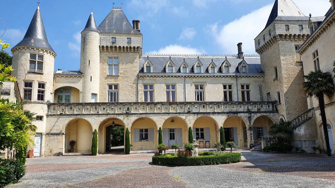 Innenhof des Chateau de La Riviere