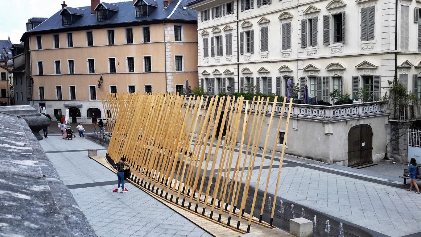 Vor dem Schloss von einem Künstler installiert