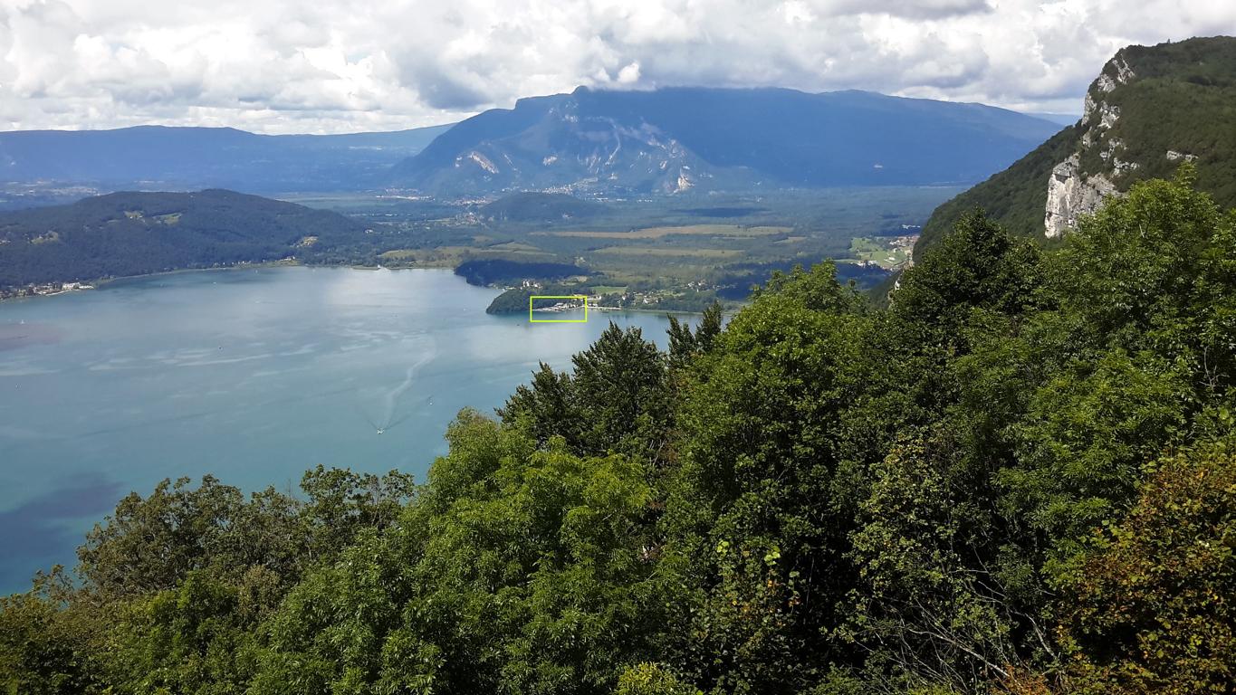 Blick vom Le Belvedere La Chambotte auf die Gaststätte in Chatillon