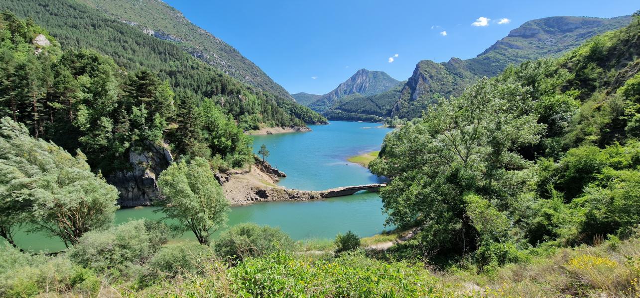 Auf dem Weg zur Unterkunft fährt man auch an diesem Stausee vorbei.