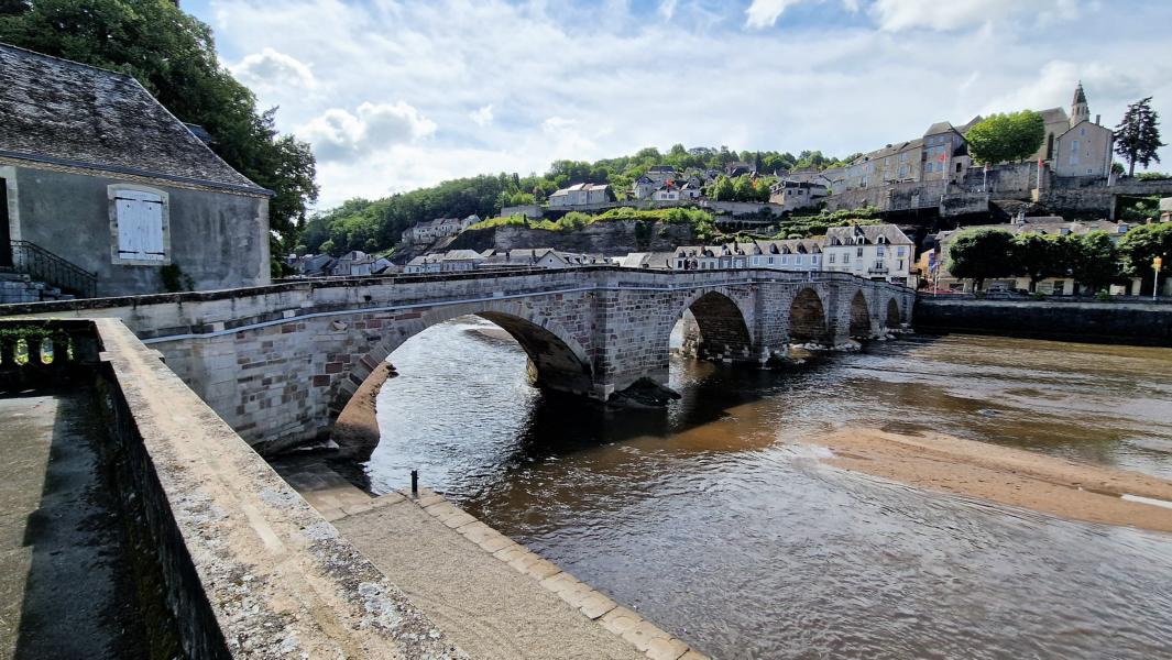 Brücke aus dem 12. Jahrhundert über die Vezere