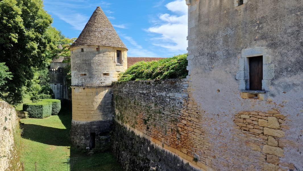 Wassergraben um das Chateau et Jardins de Losse