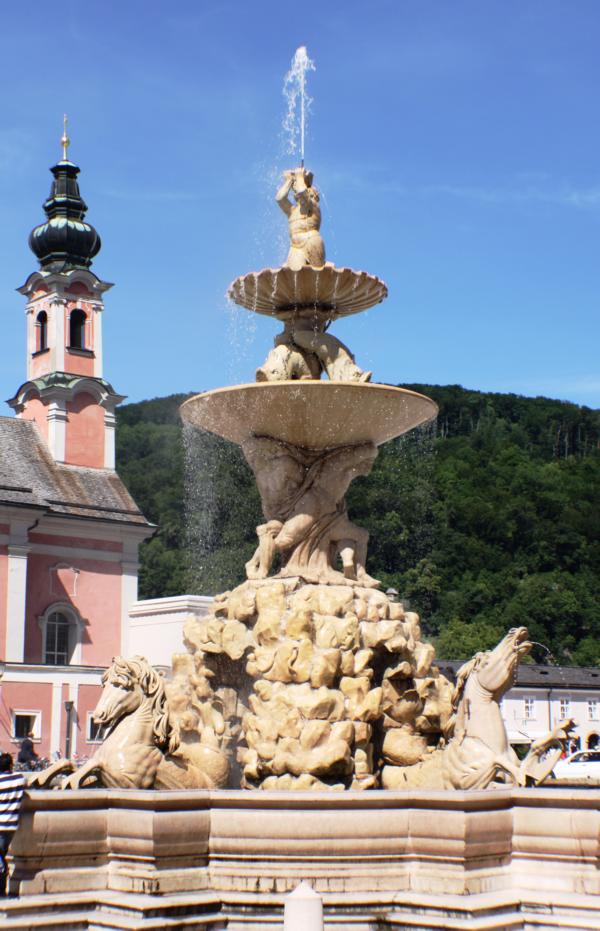 Prachtvolle Wasserspiele in der Altstadt von Salzburg.