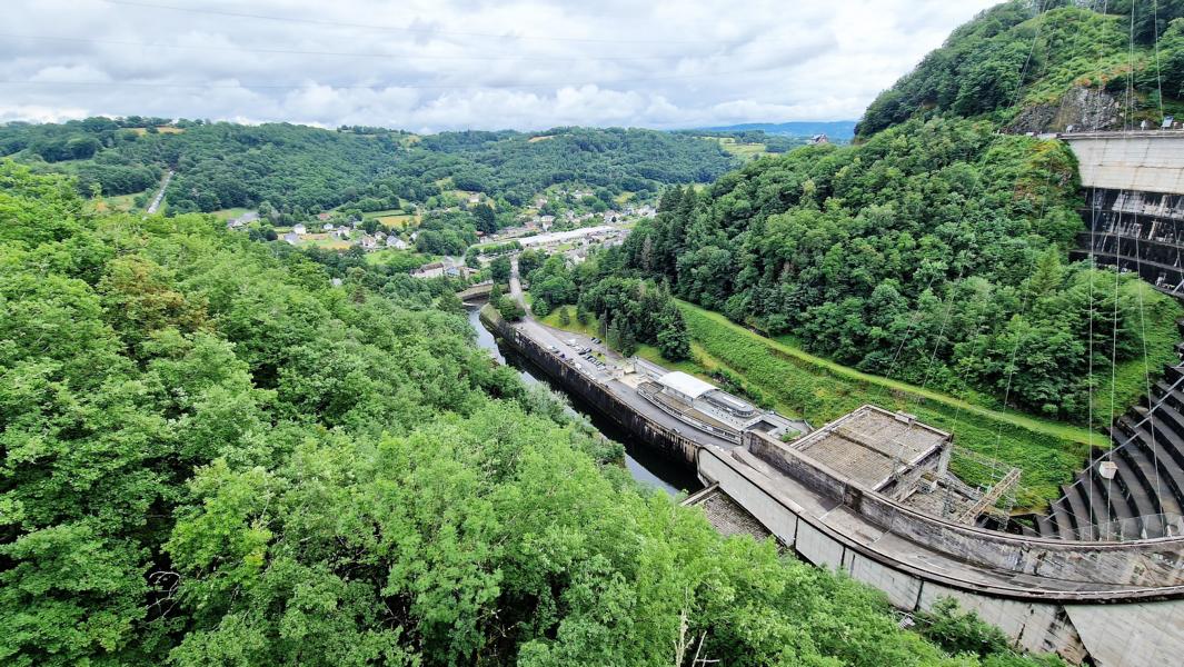 Blick auf das Kraftwerk an der Talsperre Barrage de Bort-les-Orgues 