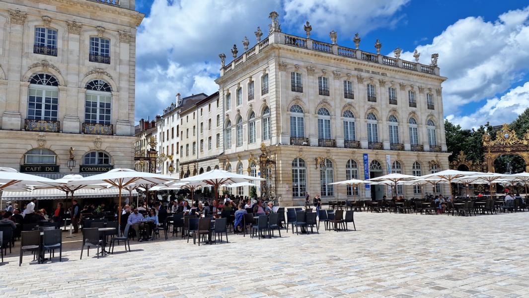 Am Stanislas-Platz befinden sich viele Gaststätten und Cafes.