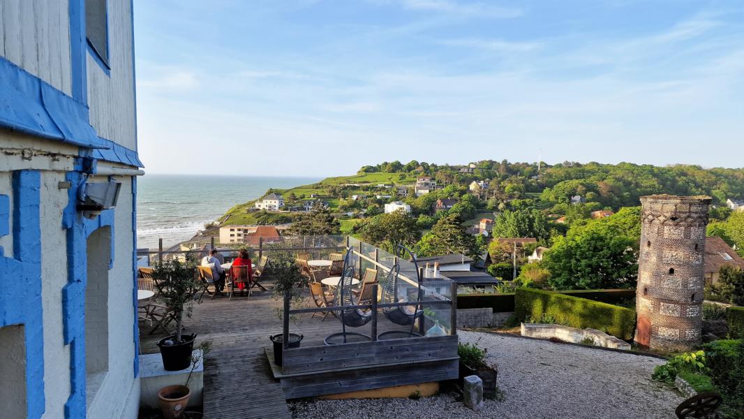 Blick von der Hotelterrasse auf den Strand