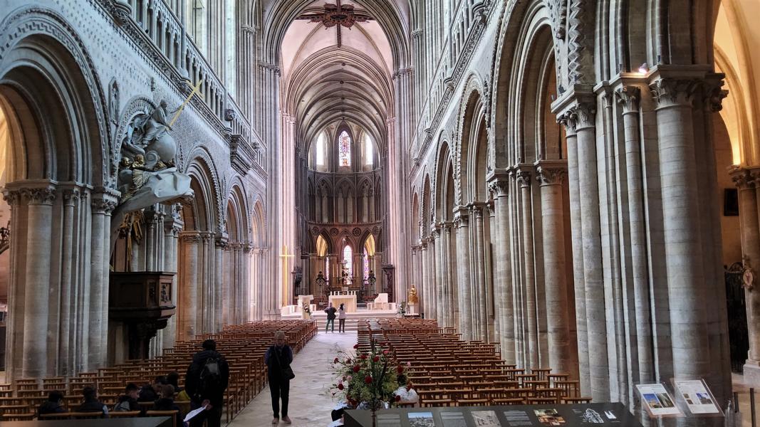 Hauptschiff der Kathedrale von Bayeux