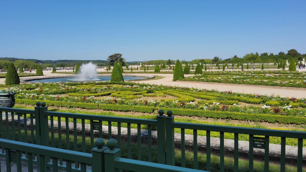 Gartenanlagen um das Schloss.