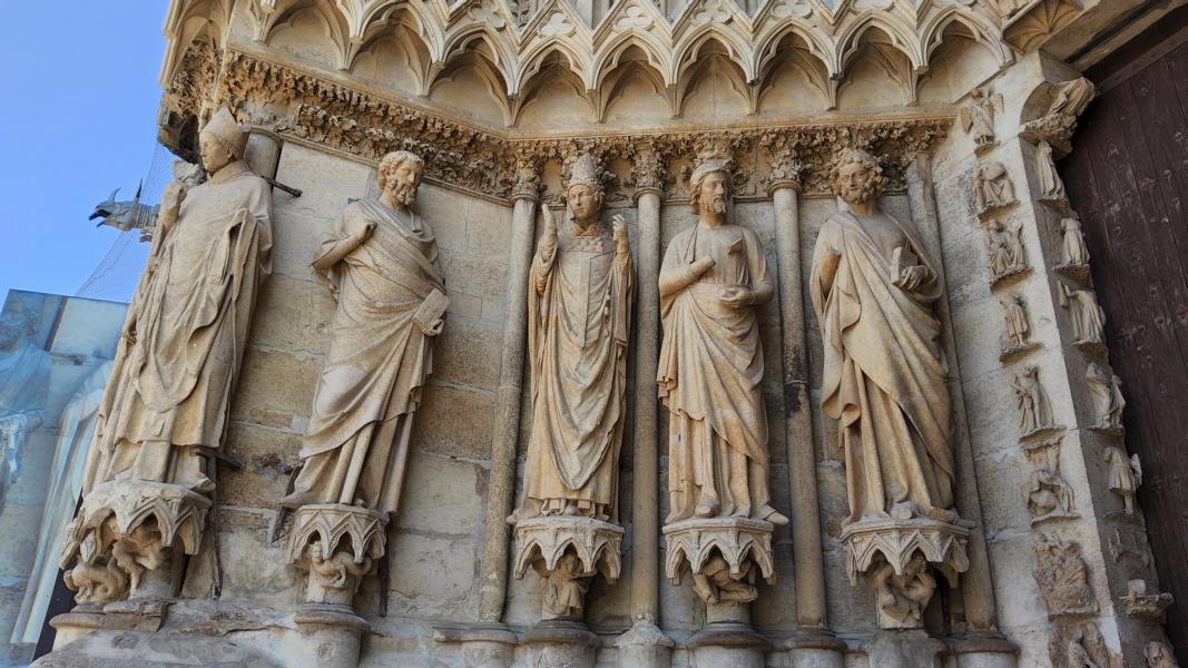 Skulpturen an der Fassade der Kathedrale