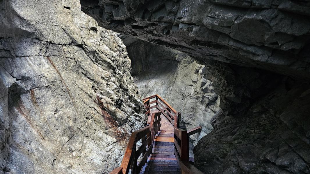 An einigen Stellen der Klamm erhellt das Tageslicht den Weg.