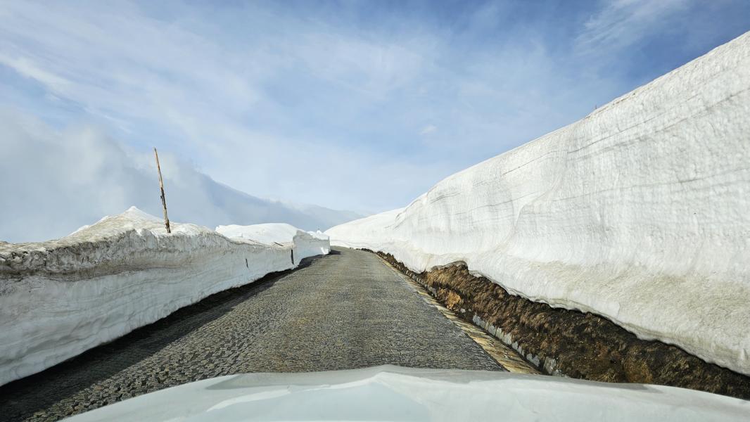 Teilweise führte die Straße durch gewaltige Schneewände, die links und rechts über fünf Meter hoch aufragten. Die Straße selbst war gut geräumt, die Höhe der Schneewände war beeindruckend und zeigt die Menge des Schnees, der gefallen war.