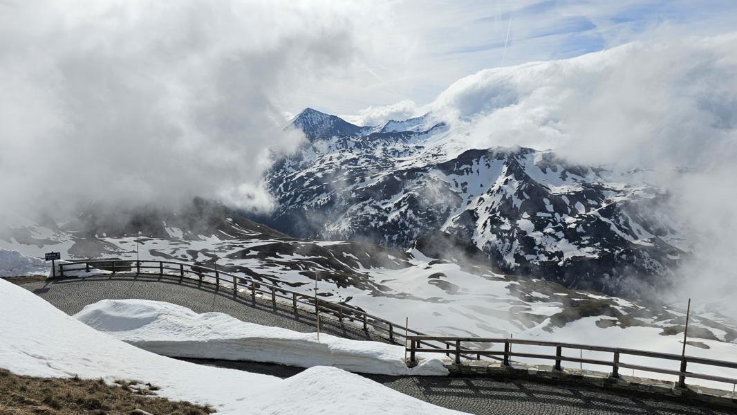 Die Sicht wurde allmählich schlechter, da dichter Nebel die Umgebung einhüllte. Die klare Sicht wich einer diffusen, weißen Umgebung, in der Details verschwanden.