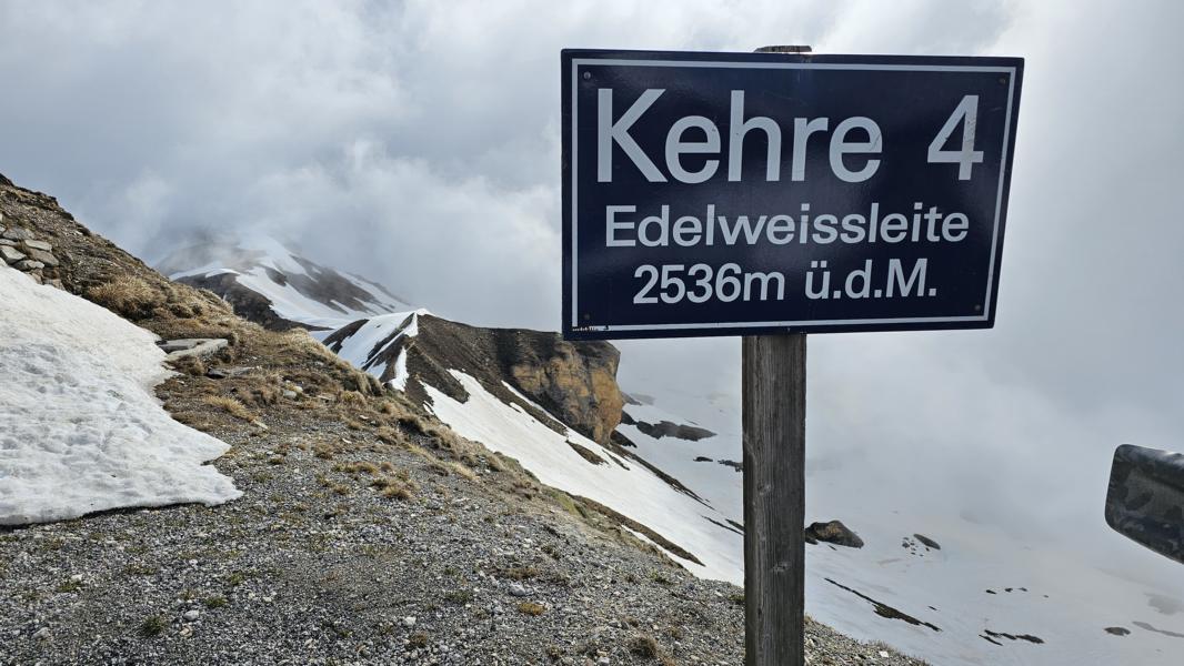 Fast am höchsten Punkt der Straße angekommen, bot sich nur ein begrenzter Blick auf die schneebedeckte Landschaft. 