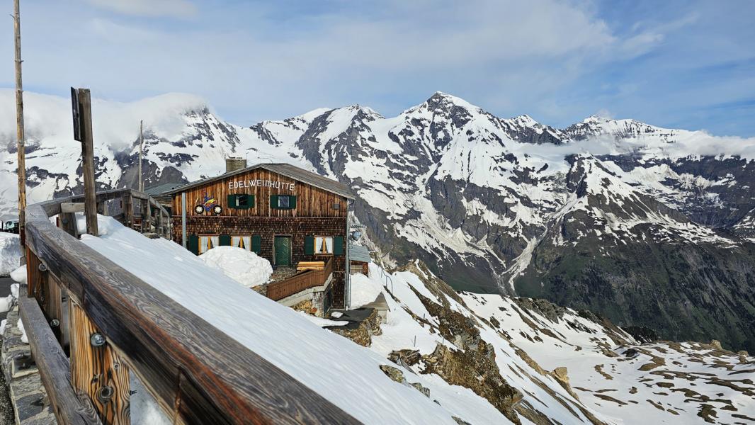 Die Edelweißhütte, am höchsten Punkt der Großglockner-Hochalpenstraße, der Edelweißspitze, liegt auf beeindruckenden 2.571 Metern. Dieser Berggasthof bietet einen atemberaubenden Ausblick auf 37 Dreitausender und 19 Gletscher.