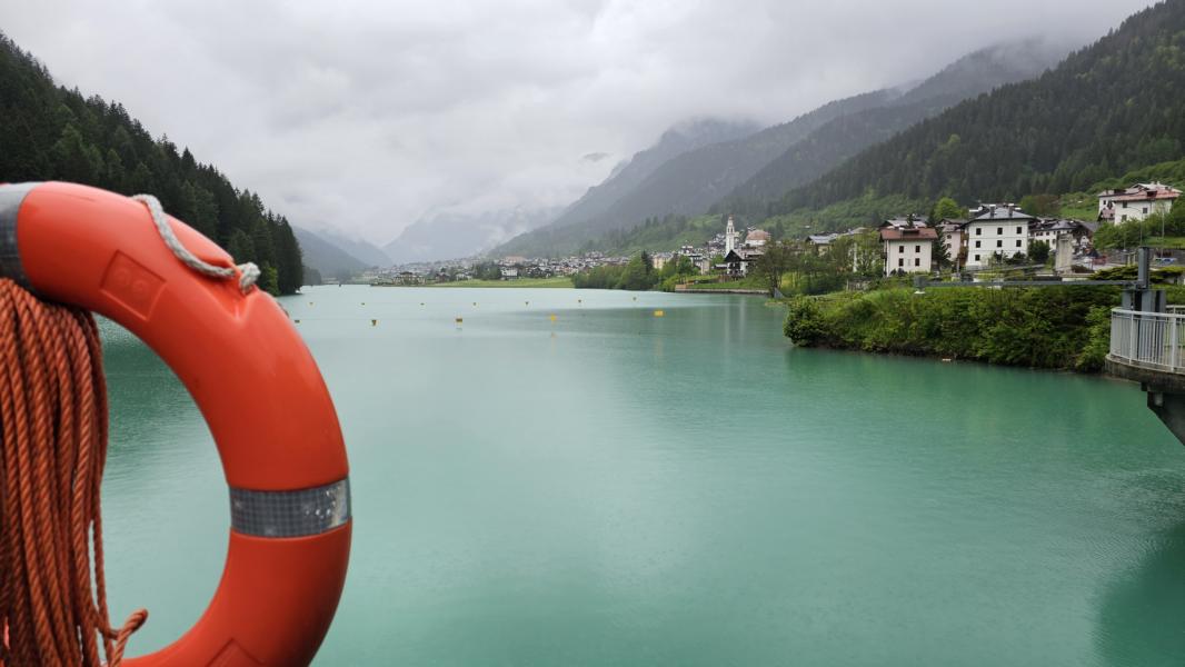 Auronzo di Cadore ist eine Gemeinde im Norden Italiens in der Provinz Belluno mit 3.110 Einwohnern. Der hübsche Ort liegt im Cadore im Tal des Flusses Ansiei, der zum Lago di Santa Caterina aufgestaut wird. Die Talsperre war prall gefüllt.