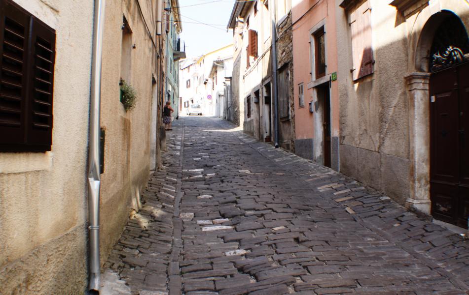 Hier ging die bauliche Entwicklung des Ortes von der Bergkuppe den Hang hinab. Im 13. bis 17. Jahrhundert wurde Motovun von den Venezianern zum Schutz der Handelswege im Mirna-Tal errichtet. 