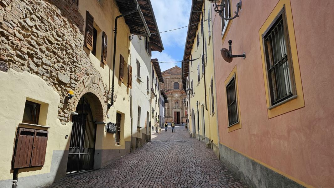 Auf dem Weg zur Pfarrkirche San Martino in La Morra 